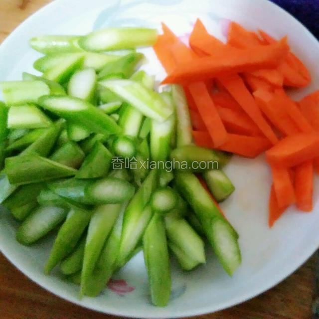 芦笋斜刀切段，胡萝卜切条，鸡胸肉切丝