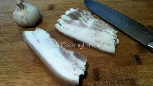 五花肉洗干净，锅内放凉水，五花肉，姜片，花椒，八角煮1小时，后捞出放冰箱冷冻一小时拿出来切成两毫米薄片。