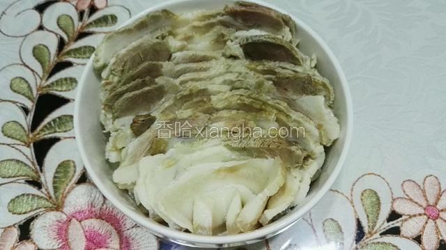把切好肉片一层层码齐。