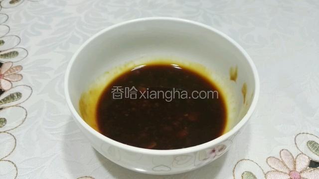 取另一只碗，放老抽，耗油，面酱调匀，倒在码好的肉上。
