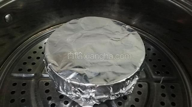 然后用锡纸把碗口包住防止蒸汽水进入。上锅大火蒸半小时，关火后闷两分钟后取出。