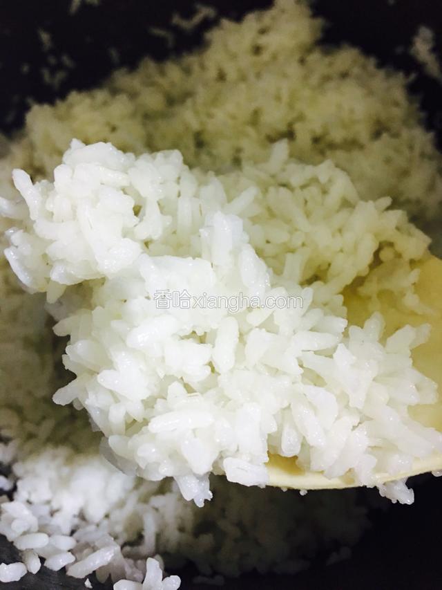 准备好事先煮好的米饭（凉的）
