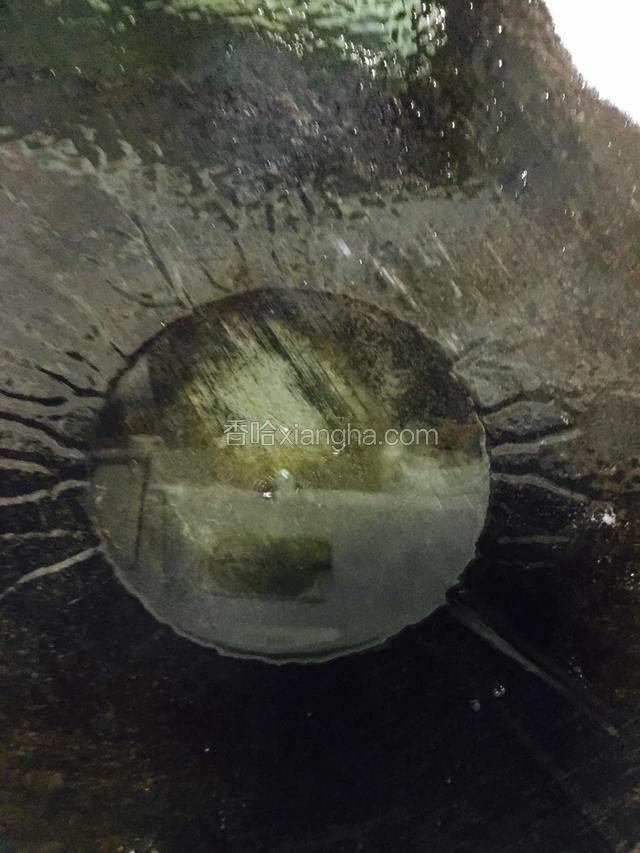 热锅冷油烧至六成熟，油稍多放点。