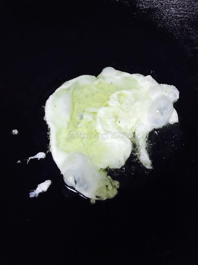 开中火，倒入蛋白液。