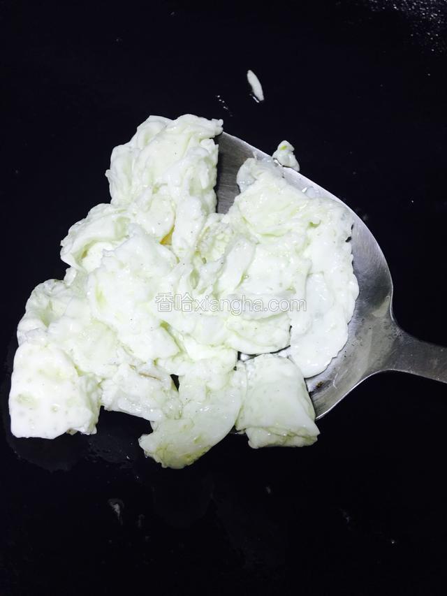 待蛋白稍微凝固马上关火捞起沥干油备用。