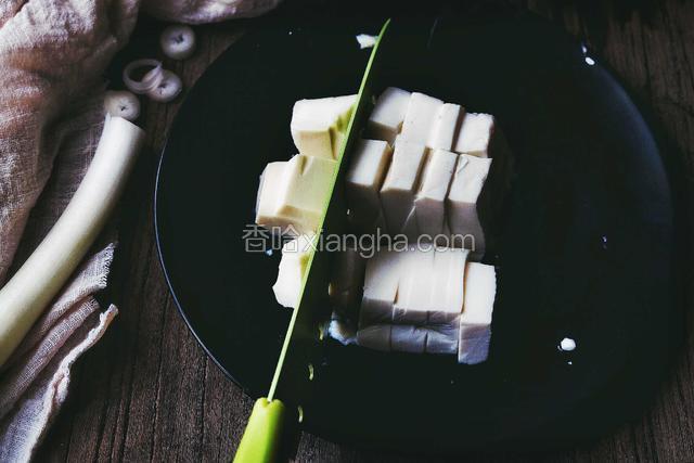 将豆腐竖着 平均分切几刀(确保块的大小差不多就好)