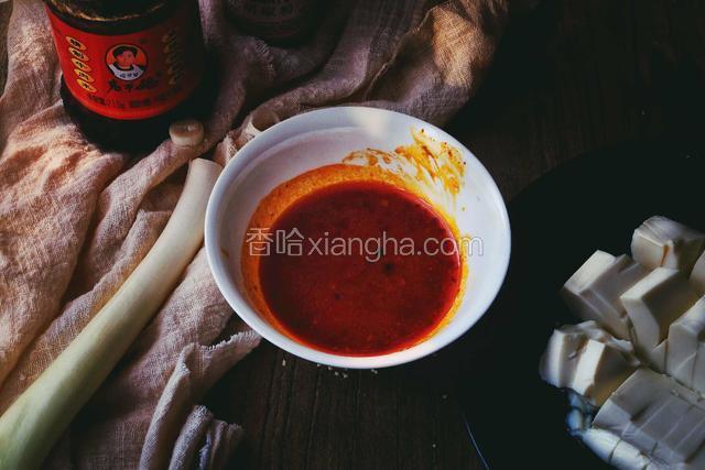 加入小半碗水，混合均匀备用