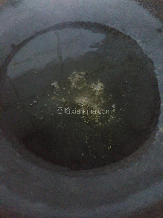 放花椒面，小火爆香。