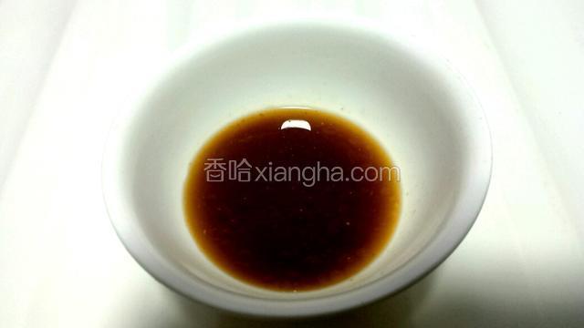 往碗中倒入适量黄豆酱，加入适量香油、味精、清水，拌匀。