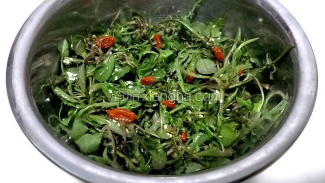 加入适量白芝麻、枸杞，拌匀。