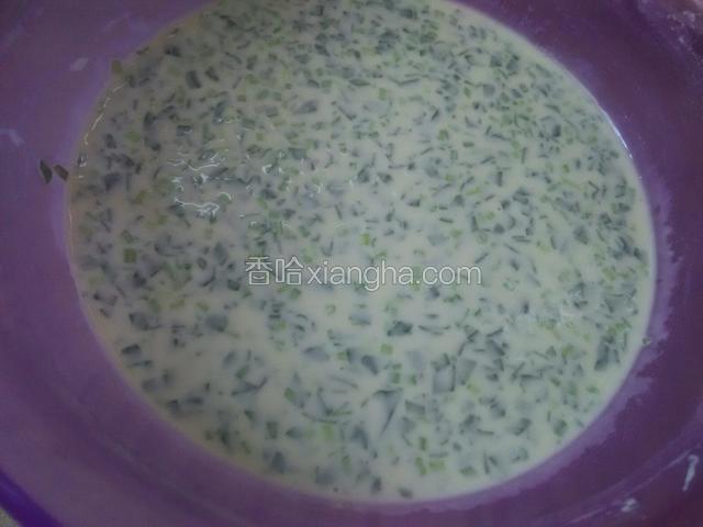 面粉加上五香粉，水，盐和菠菜碎搅拌成糊状。