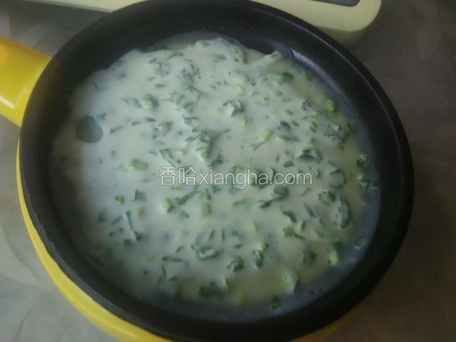 那起煎锅转个圈儿，使面糊均匀的铺满煎锅，要是还不均匀的话，就得用锅铲抹平它了。