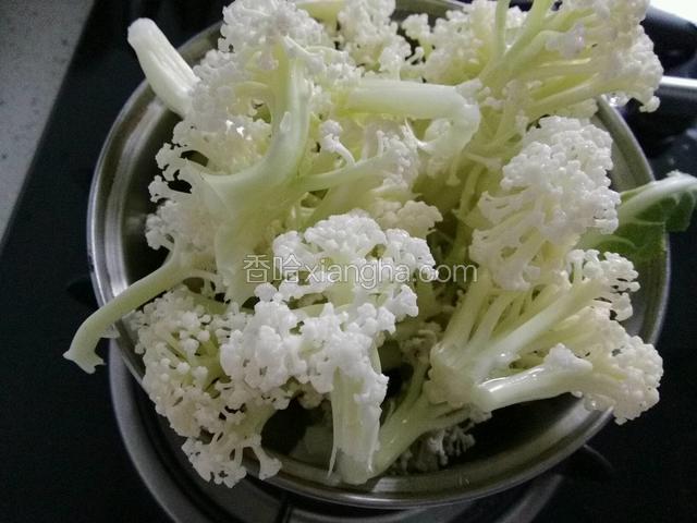 有机菜花掰成小朵，清水洗净。