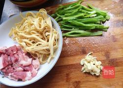 青椒豆腐皮炒肉的做法图解1