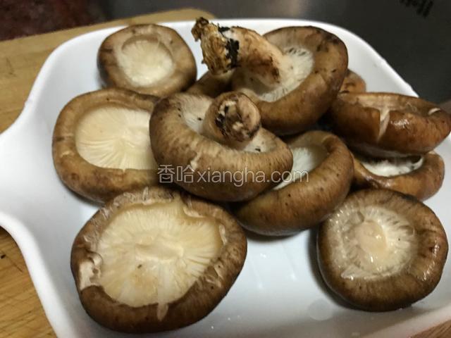 新鲜的蘑菇去蒂，轻轻用水冲洗干净。