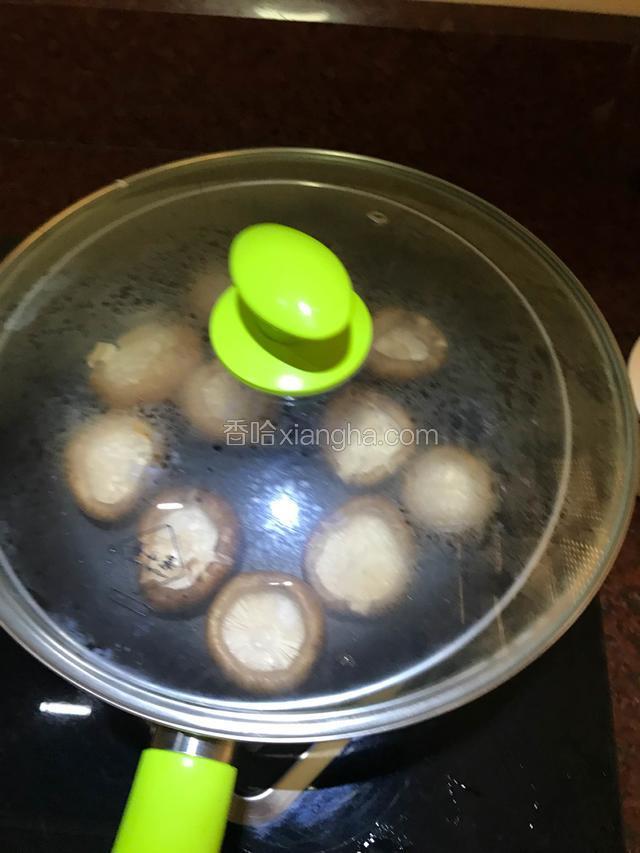 加盖，焖几分钟，要多观察，看到蘑菇里开始出汁并且比较多的时候就可以关火取出了。