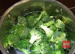 培根炒西兰花的做法图解2