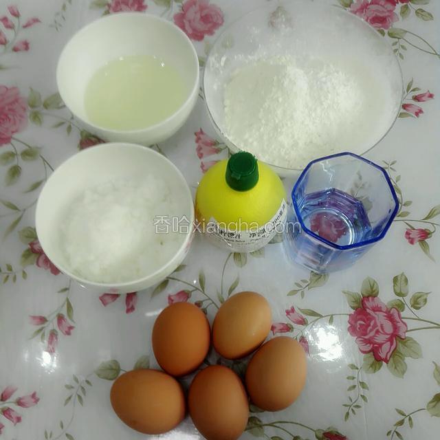 准备好所需食材，精准过秤（我把玉米淀粉和低筋粉放在一起了）