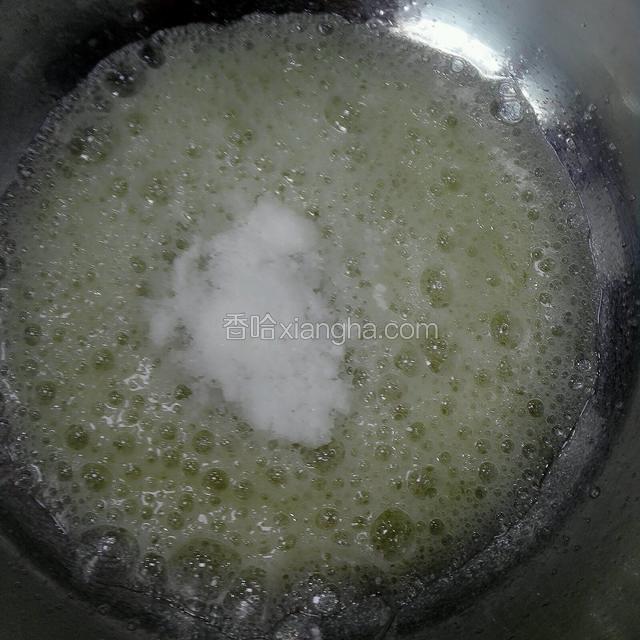 蛋清里加入盐，柠檬汁，用电动打蛋器打出粗泡，放入剩下的三分之一白糖低速打一分钟