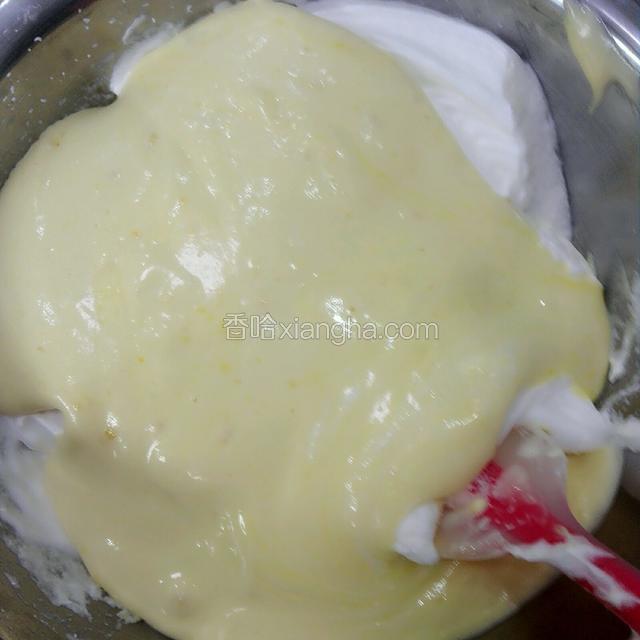 再把拌匀的蛋黄糊全部倒入蛋清里面，还是从下往上炒菜式翻拌，手法快速而轻盈，拌匀即可