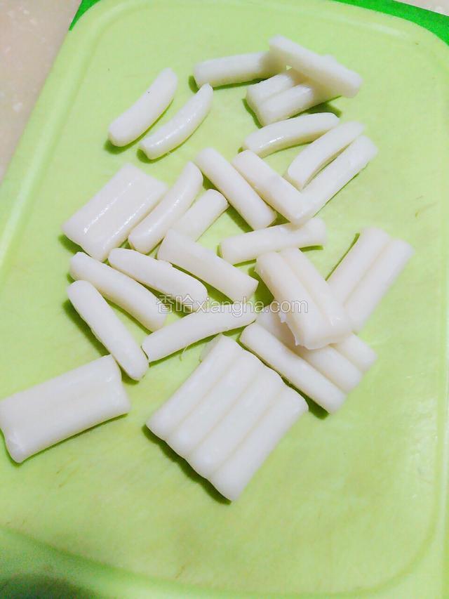 买的成品手指年糕，将其扒开成一根根。