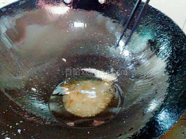 留少许底油将白糖放入用筷子或锅铲不停的转圈直至糖融化。注意：看到糖快要化就要关火了利用余温将糖融化。