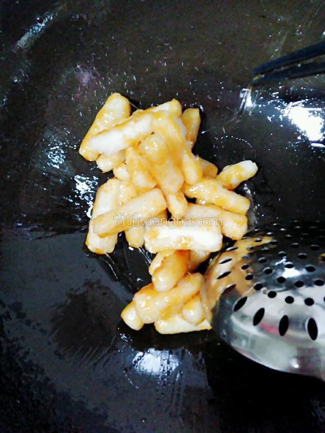 倒入炸好的年糕裹满糖色。