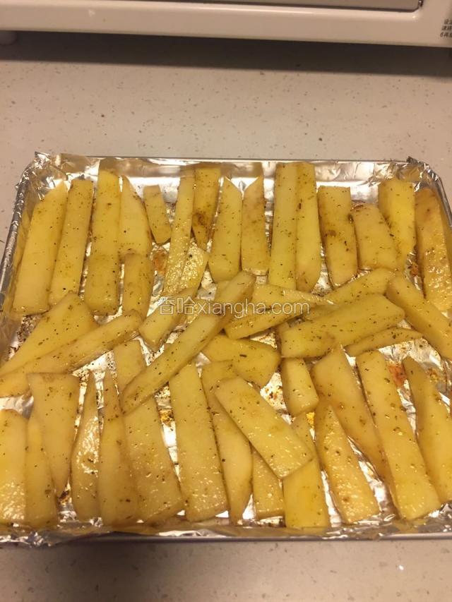 土豆条用孜然粉，盐，五香粉，孜然粉，橄榄油拌均匀，然后码在烤盘上