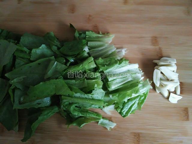 蒜切片，油麦菜切段。