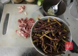 蕨菜炒肉的做法图解2