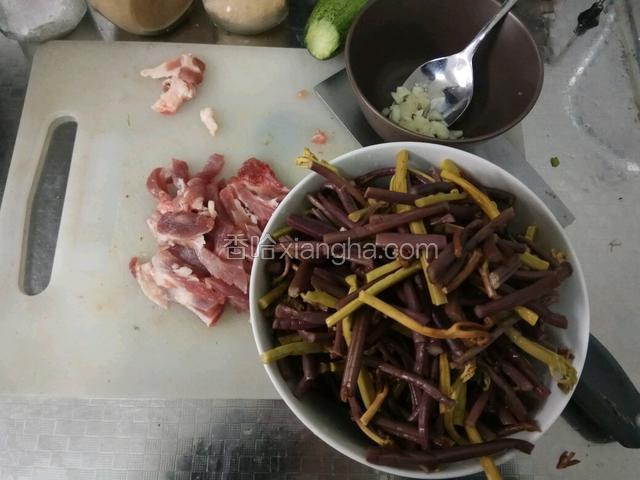 蕨菜切段，洗净备用，肉切丝，蒜切碎