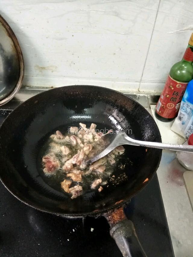 入油，用肥肉炸油，放入瘦肉丝煸炒