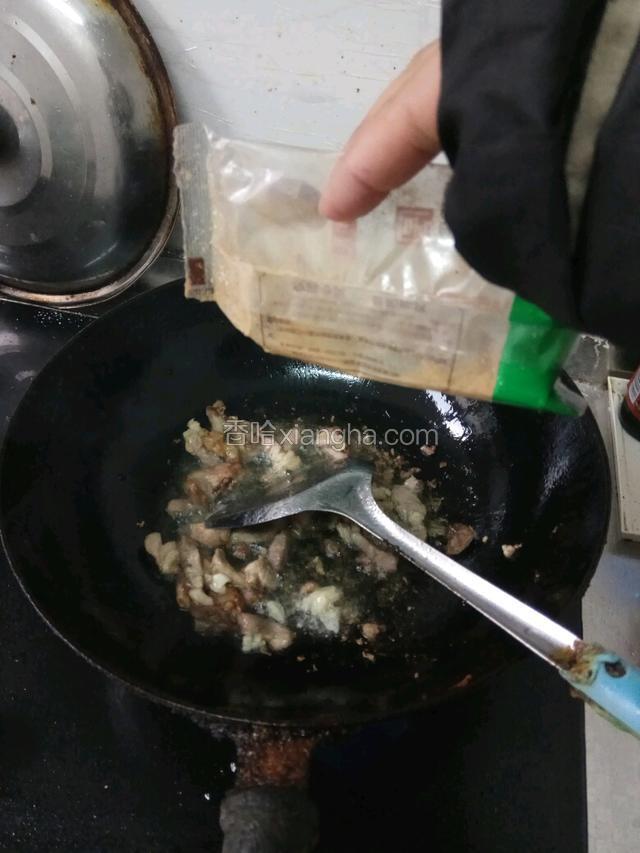 煸完肉，加十三香和少量蒜爆香