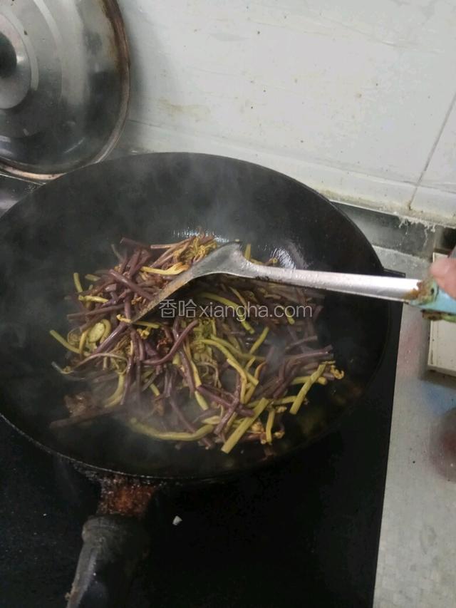 放入蕨菜，翻炒