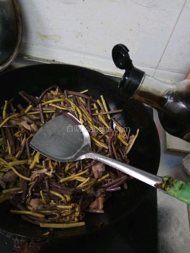 倒入酱油和盐