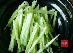 葱油莴笋丝的做法图解2