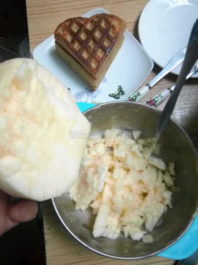 切一半左右差不多了，用勺子 将大的稍微捣一下