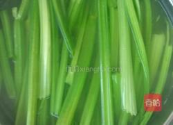 芹菜肉饺子馅的做法图解1