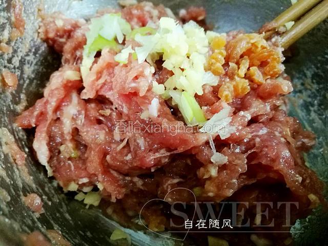 将大葱末姜末和海米碎放入肉馅中 加入适量盐 生抽和十三香 分次加入少许清水 将肉馅搅拌均匀 直到肉馅上了劲儿为止 加几滴香油