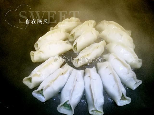 锅中加入清水 水量淹到锅贴一半就行 盖上锅盖 中火转小火 焖煮大约五六分钟 锅中水干即可