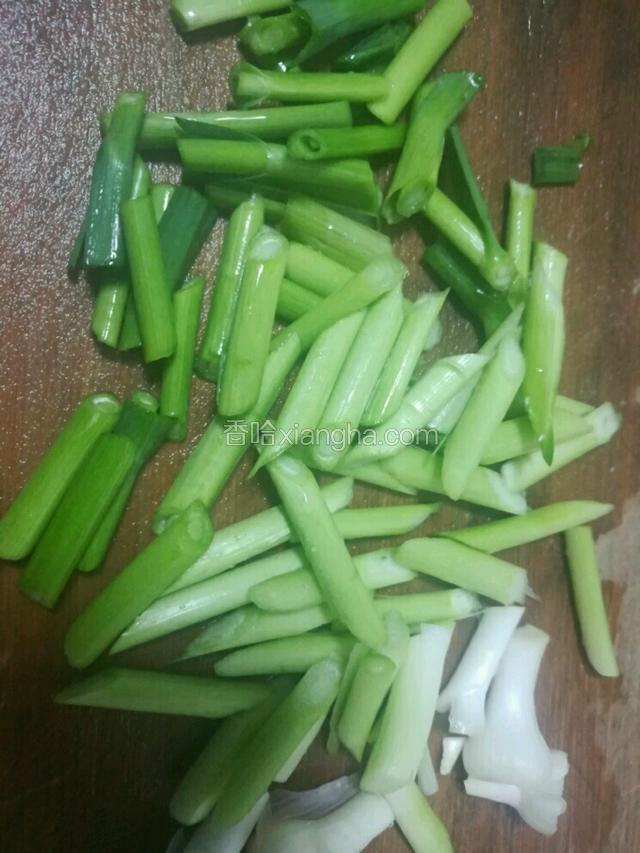 大蒜杆洗净，斜切成3cm左右的段。
