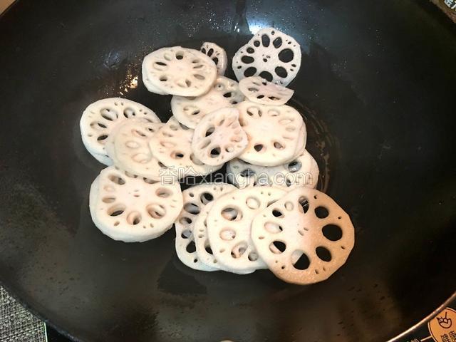 烧热锅， 放少许油， 下入藕片翻炒