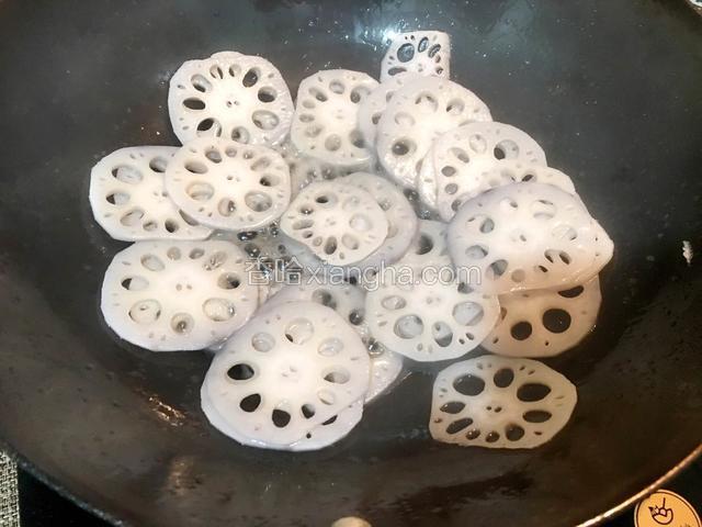 翻炒时加入少量水一起翻炒片刻