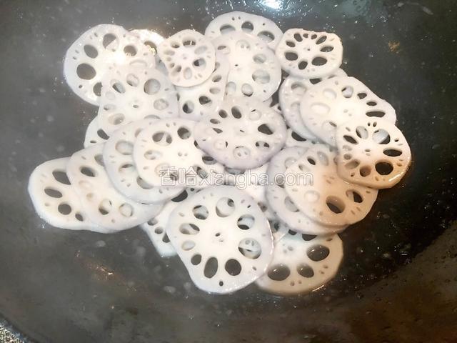 加入适量盐、鸡精调味即可