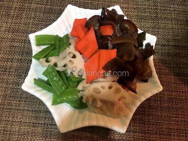 胡萝卜去皮洗净切成薄片.;荷兰豆去筋洗净掰成两段;莲藕去皮洗净切成薄片;木耳提前泡发后洗净撕成小块