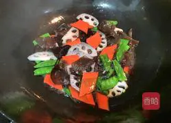 Illustration of how to make lotus pond stir-fry 5