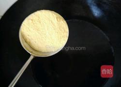玉米面粥的做法图解1