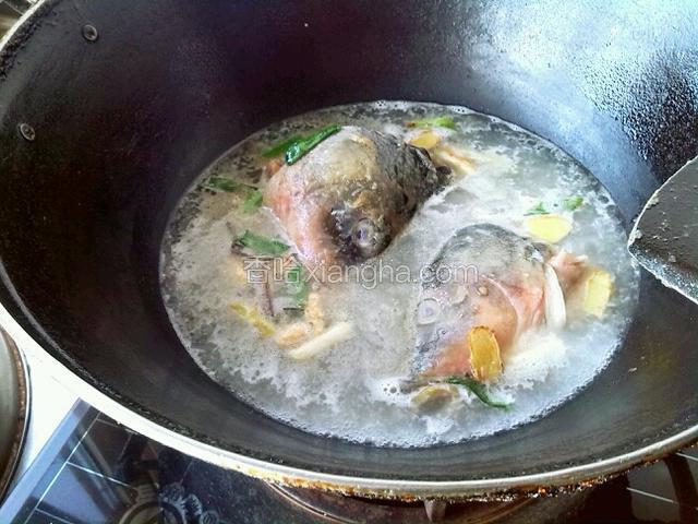 倒入开水，料酒。
