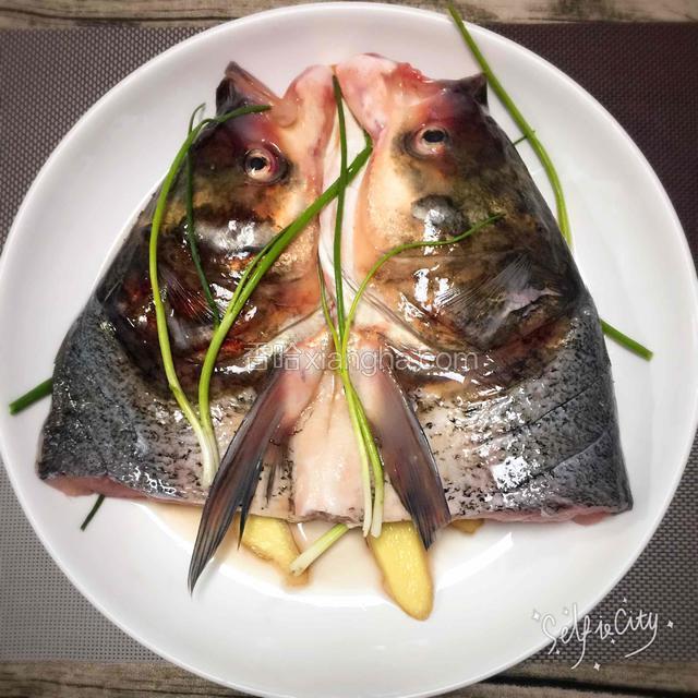 鱼头处理干净，倒料酒、糖，姜片、蒜段、生抽腌制10分钟