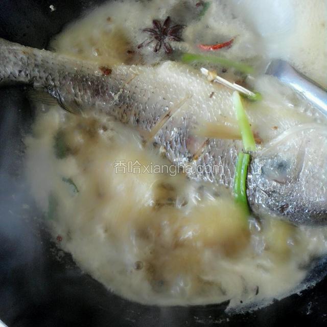 倒入没过鱼身的温水，同时放一勺豆瓣酱
